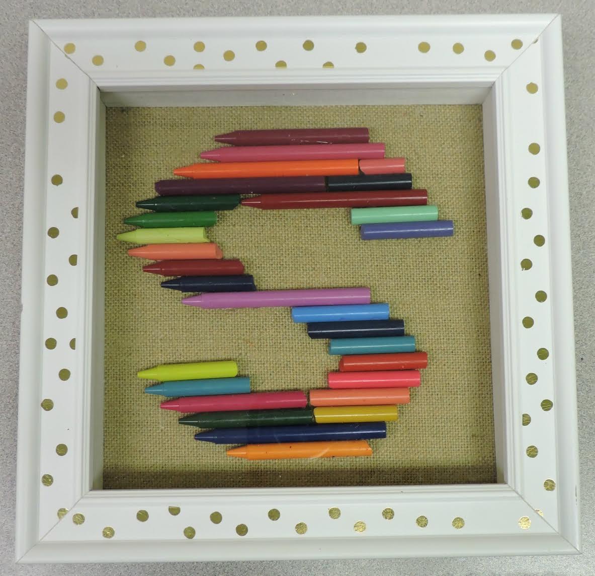 Crayon figure of the letter 