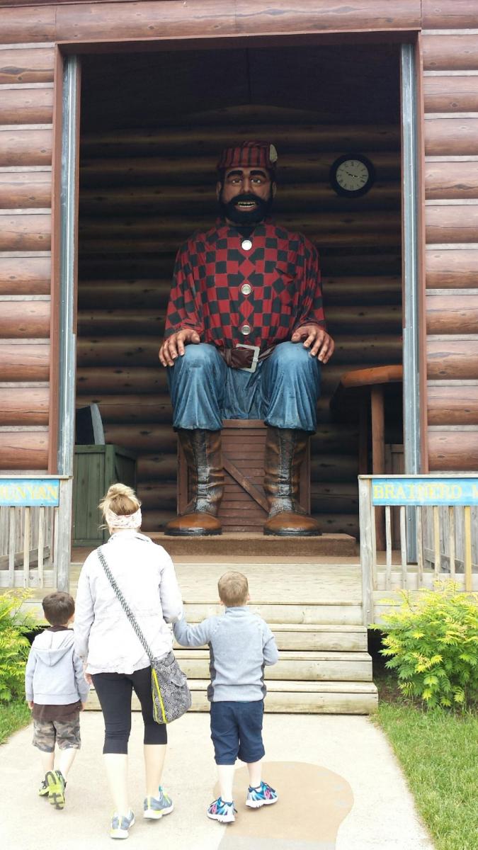 Approaching Paul Bunyan statue