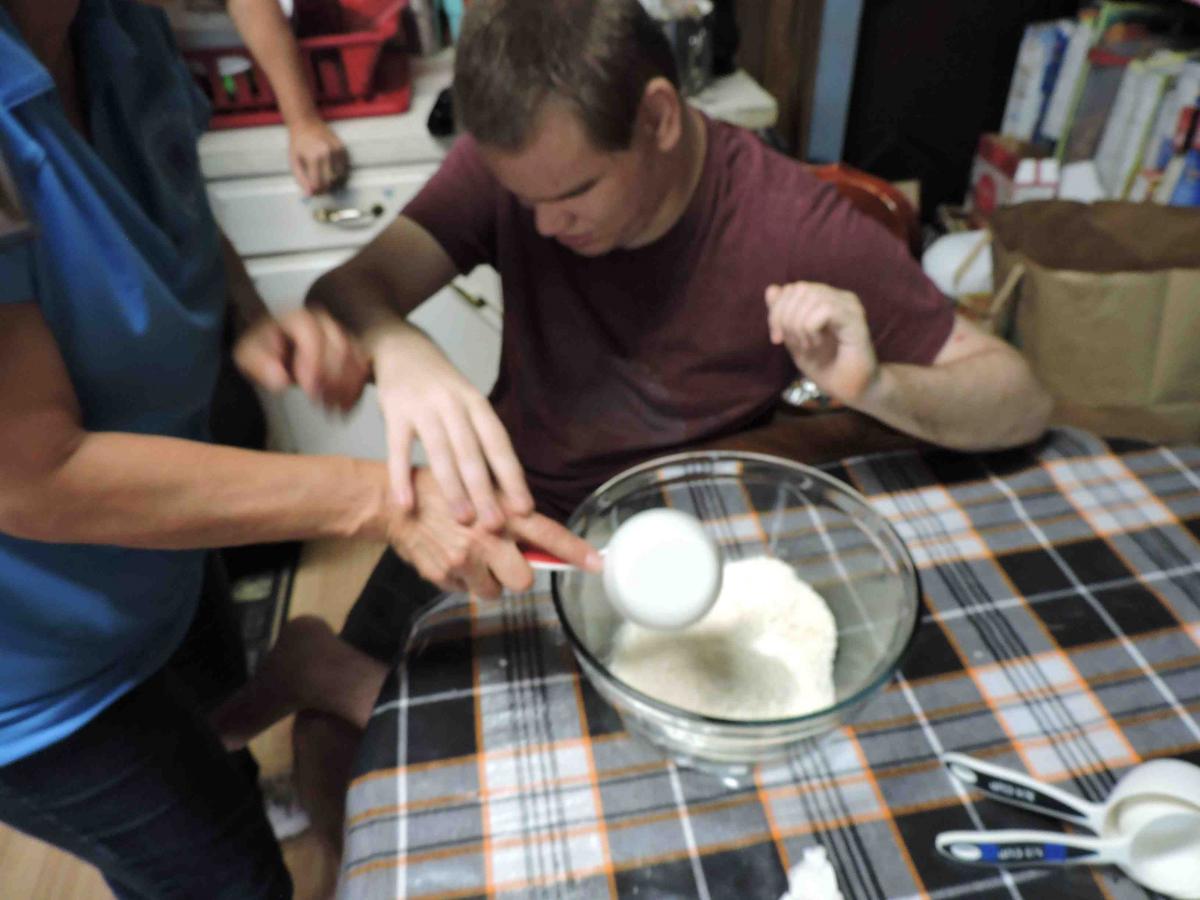 Making instant mashed potatoes hand-under-hand at home