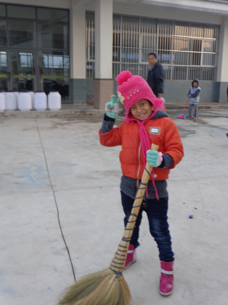 A young girl signs 