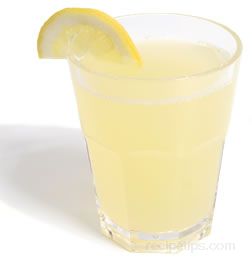 glass of lemonade with lemon slice
