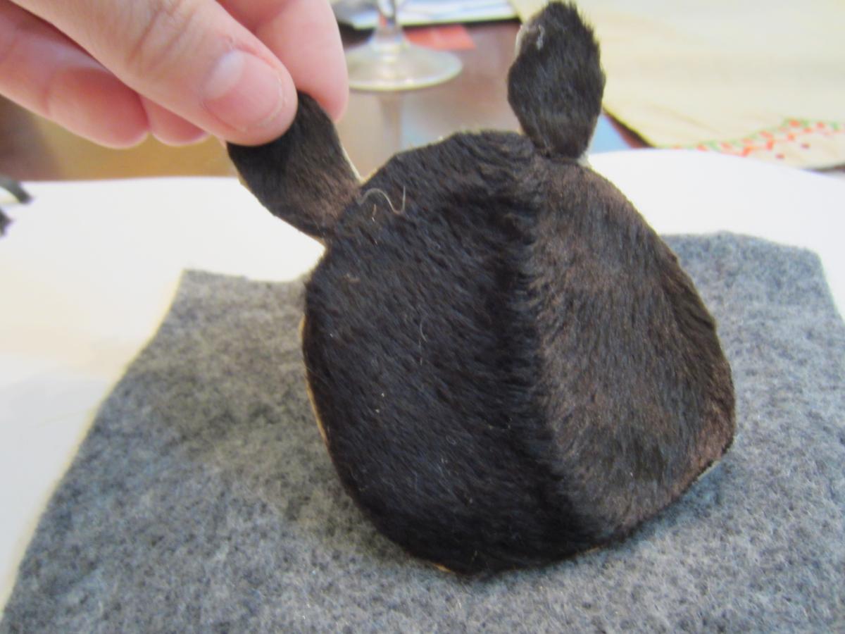 image demonstrating that the felt mouse can be taken out of the felt bed on the book page