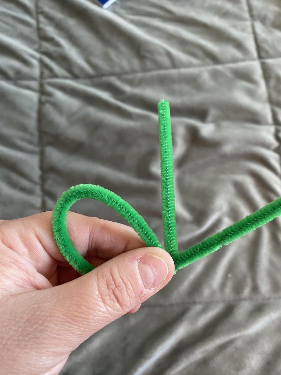 Pipecleaner with upward point
