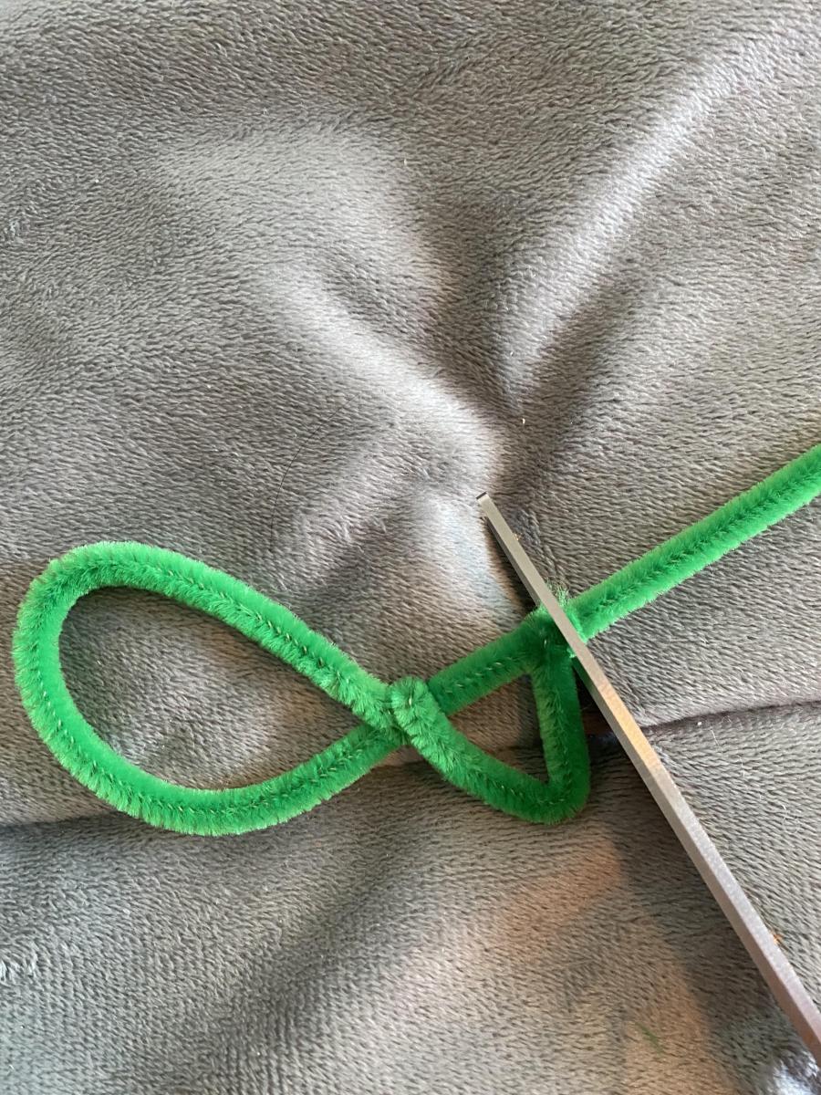 Cutting the pipecleaner